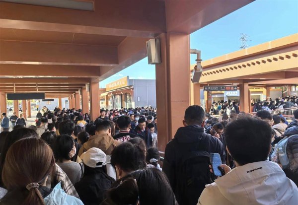 荆叶优配 排队堪比迪士尼和环球影城，地铁换乘站排队1小时起，北京香山等景区周末迎赏红客流高峰